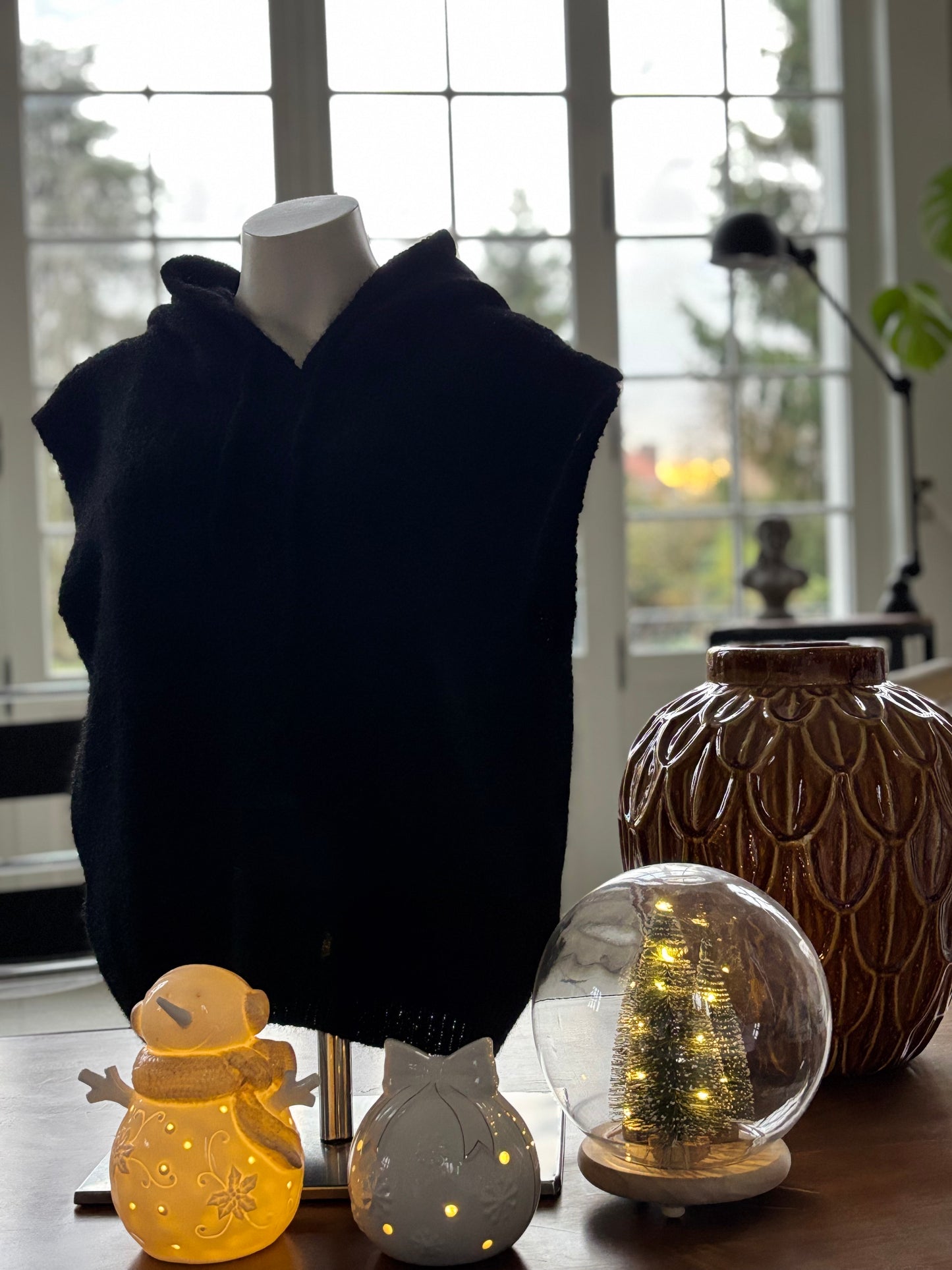 Pull sans manche à capuche