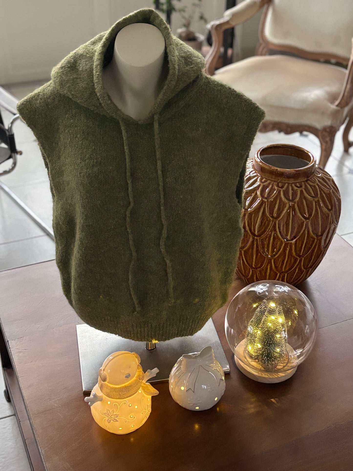 Pull sans manche à capuche