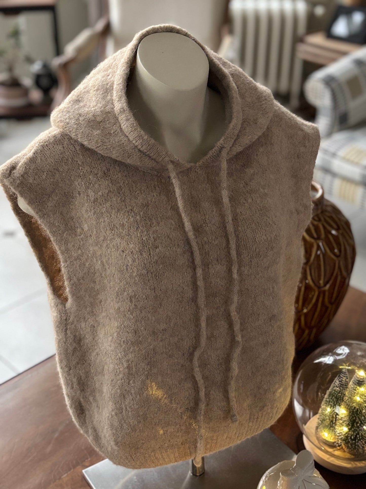 Pull sans manche à capuche