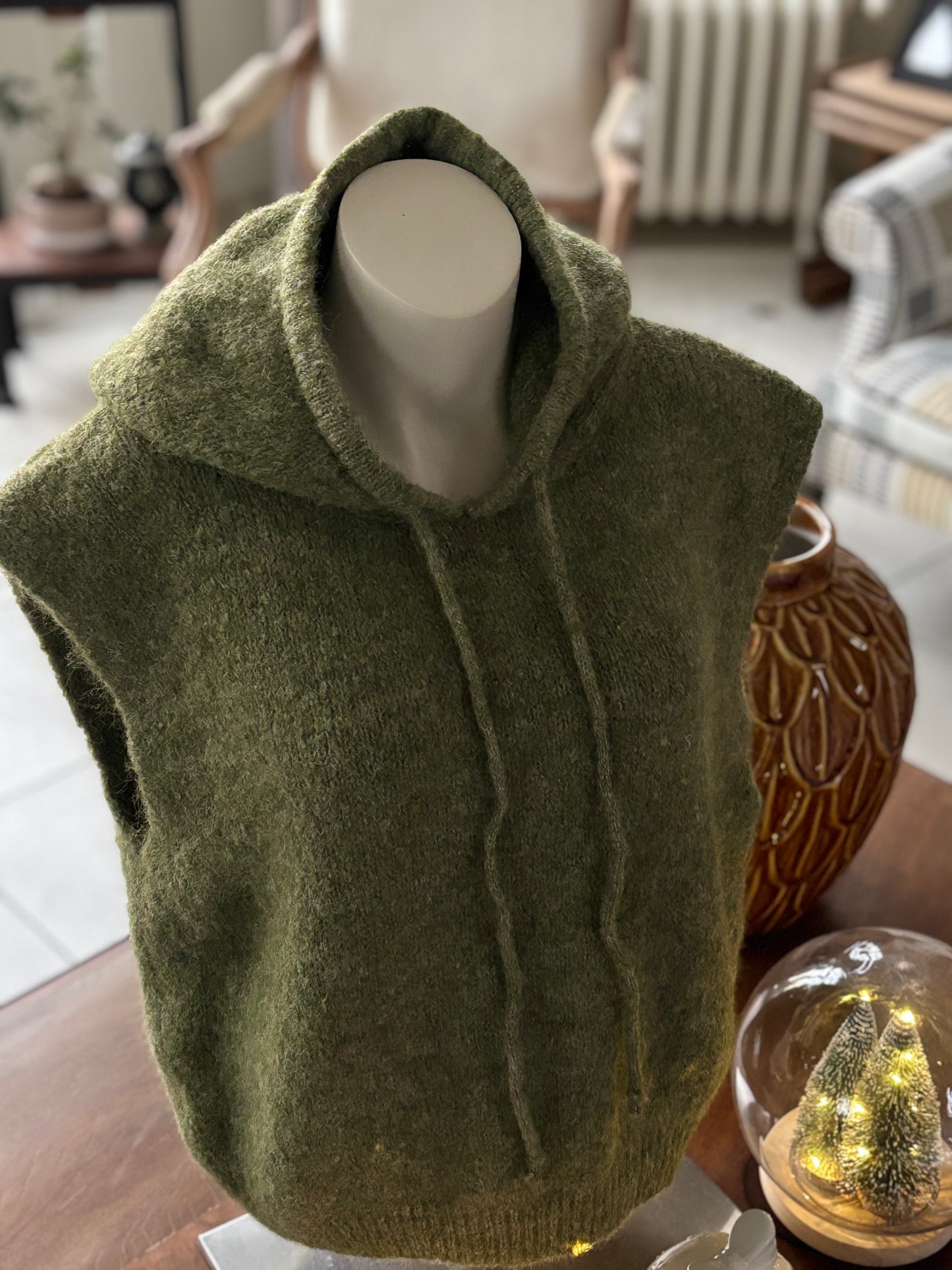 Pull sans manche à capuche