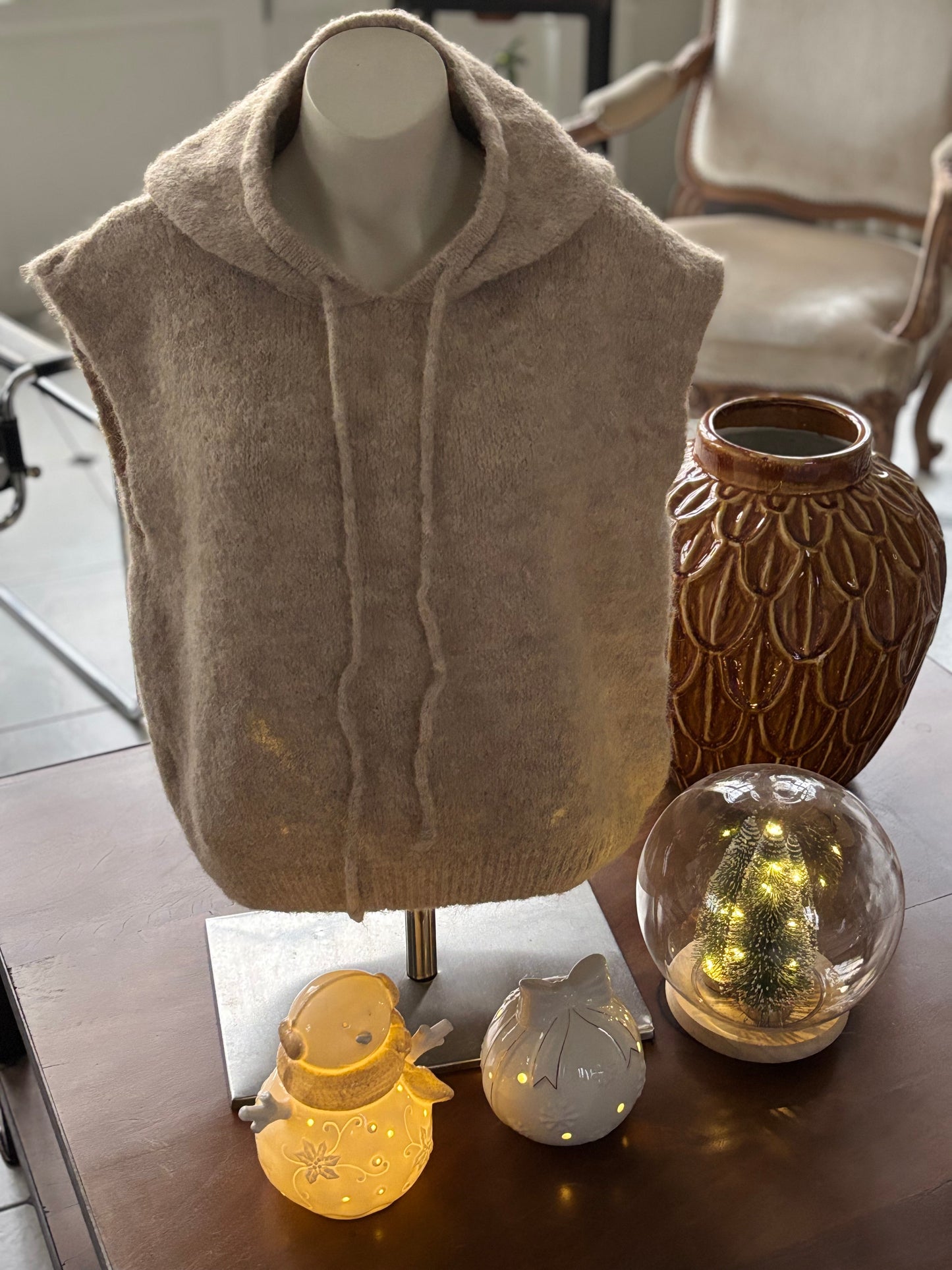 Pull sans manche à capuche